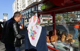 Çocuklarını okutmak için simit satıyor