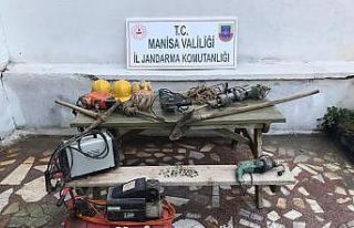 Defineciler evin bahçesinde 17 metrelik çukur kazdı