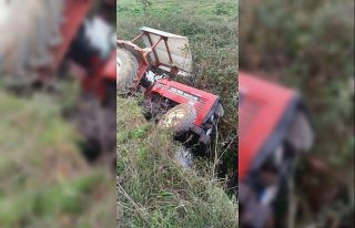 Devrilen traktörün altında sıkışan adamı vatandaşlar...