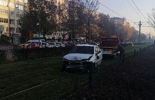 Direksiyon hakimiyeti kaybolan otomobil tramvay yoluna...
