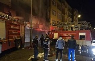 Dükkanı yandı, şoka giren çalışanını teselli...