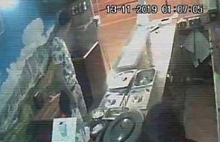 Dürümcüye verdiği sipariş hazırlanırken kaşla...