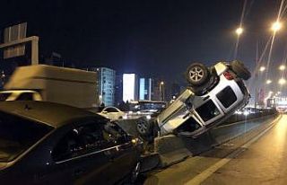 E-5’te kaza yapan lüks cip adeta amuda kalktı