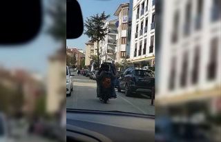 Elektrikli bisiklete 5 kişi binen aile ’pes’...