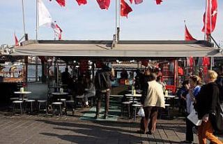 Eminönü’ndeki balıkçı teknelerinde satış...