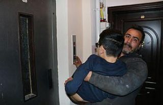 Engelli çocuğa asansör engelli