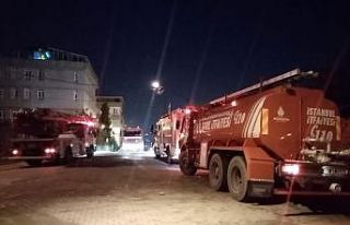 Esenyurt’ta 4 katlı binanın çatısı kül oldu