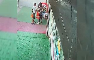 Esenyurt’ta paten çalan 2 çocuk güvenlik kameralarına...