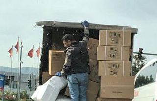 Eşyaları tutarak giden şahsın bulunduğu kamyonetin...