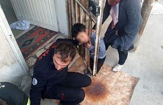Evde yalnız bırakılan çocuğun başı demir korkuluğa...