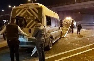 Fabrika işçilerini taşıyan minibüs kaza yaptı:...