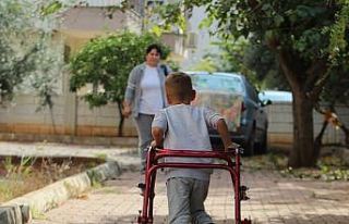 Fedakar anne her ilmeği oğlu için atıyor
