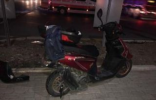 Frenleri tutmayan otomobilin çarptığı moto kuryeyi...