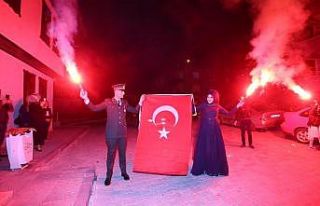 Genç teğmenin bayrak sevgisi