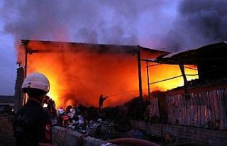 Geri dönüşüm fabrikasındaki yangın 2 buçuk...