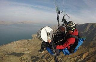 Gökyüzünde davul çalıp türkü söylediler