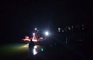 Gölete balık tutmak için giden öğretmen teknenin...