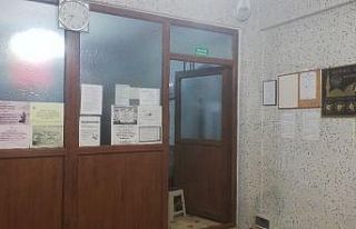 Hırsız, camideki sadaka kutusunu ve telefonu çaldı