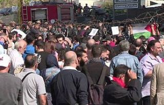 Hizbullahçı gruplarla protestocular karşı karşıya