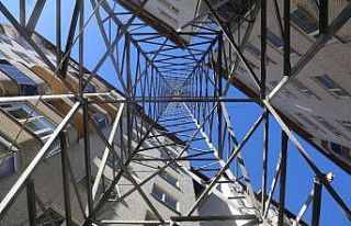 İki apartman arasındaki yüksek gerilim hattının...