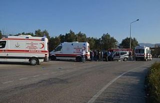 İki araç kafa kafaya çarpıştı: 10 yaralı