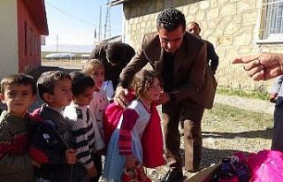 İlkokulu yırtık lastikle okuyan iş adamından...