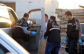 İşçilerin maaşını ödemek için bankadan çektiği...