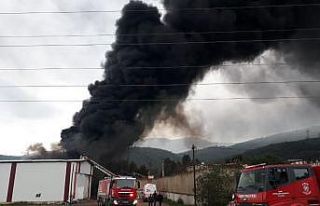 İzmir’de büyük yangın: Onlarca ekip bölgede