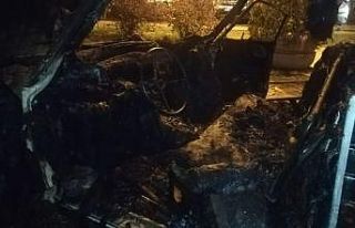 İzmir’de park halindeki araç alev alev yandı