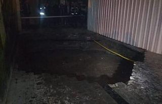 İzmir’de yol çöktü: 3 kişi çukura düştü