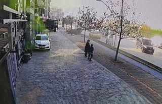 Kaldırıma çıkan otomobilin sürücüsü hayatını...