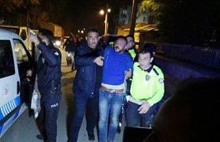 Kavgayı ayırmaya giden polislere tabancayla ateş...