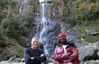 Kenyalı güzel Mençuna Şelalesi’ne hayran kaldı