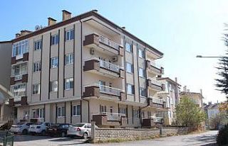 Kiremitleri değiştirirken 4 katlı apartmanın çatısında...