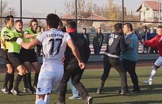 Kırmızı kartı gördü hakeme saldırdı!