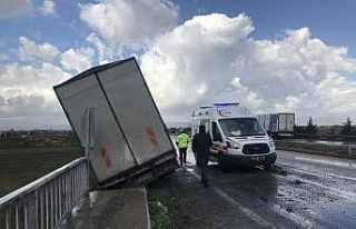 Kontrolden çıkan kamyonet karşı şeride geçti:...