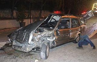 Kontrolden çıkan otomobil restoranın bahçesine...