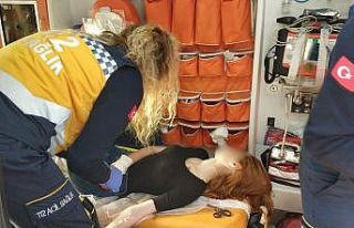 Lise öğrencisi genç kız adliyede jiletle bileklerini...