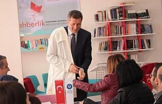 Milli Eğitim Bakanı Selçuk, önlüğünü giydi,...