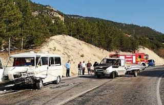 Minibüs ile kamyonet kafa kafaya çarpıştı: 4...