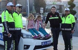 Miniklerin sevgisini Polis abileri karşılıksız...