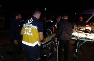 Motosikletle servis minibüsü çarpıştı: 2 ağır...