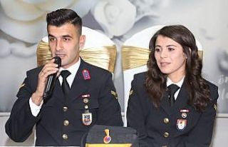 Nikahlarını askeri üniformayla kıydırdılar