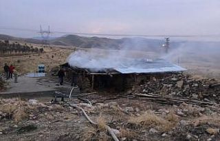 Ocaktan sıçrayan kıvılcım yaşlı adamın evini...