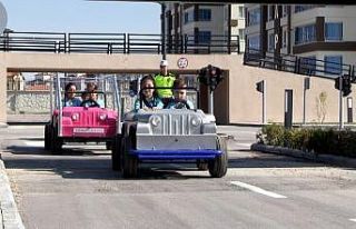 Öğrenciler trafik kurallarını Niğde Belediyesi...