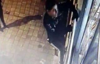 Örümcek adam gibi markete tırmanan hırsızlar...