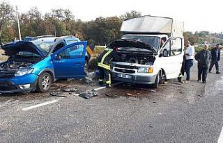 Otomobil ile kamyonet çarpıştı: 3 yaralı