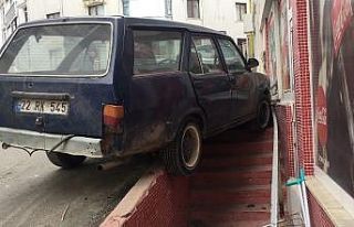 Otomobil merdiven trabzanlarını kırıp marketin...