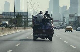 E-5’te kamyonet kasasında şaşkına çeviren yolculuk...