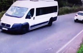 Kartal’da servis minibüsünün devrilme anı kamerada